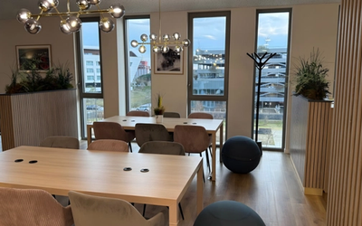 Le portemanteau ARA situé dans un espace de coworking, bureaux partagés