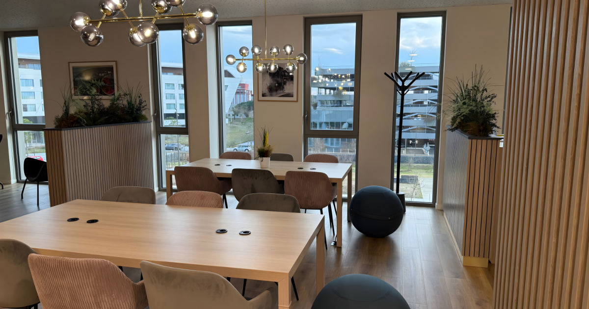 Le portemanteau ARA situé dans un espace de coworking, bureaux partagés