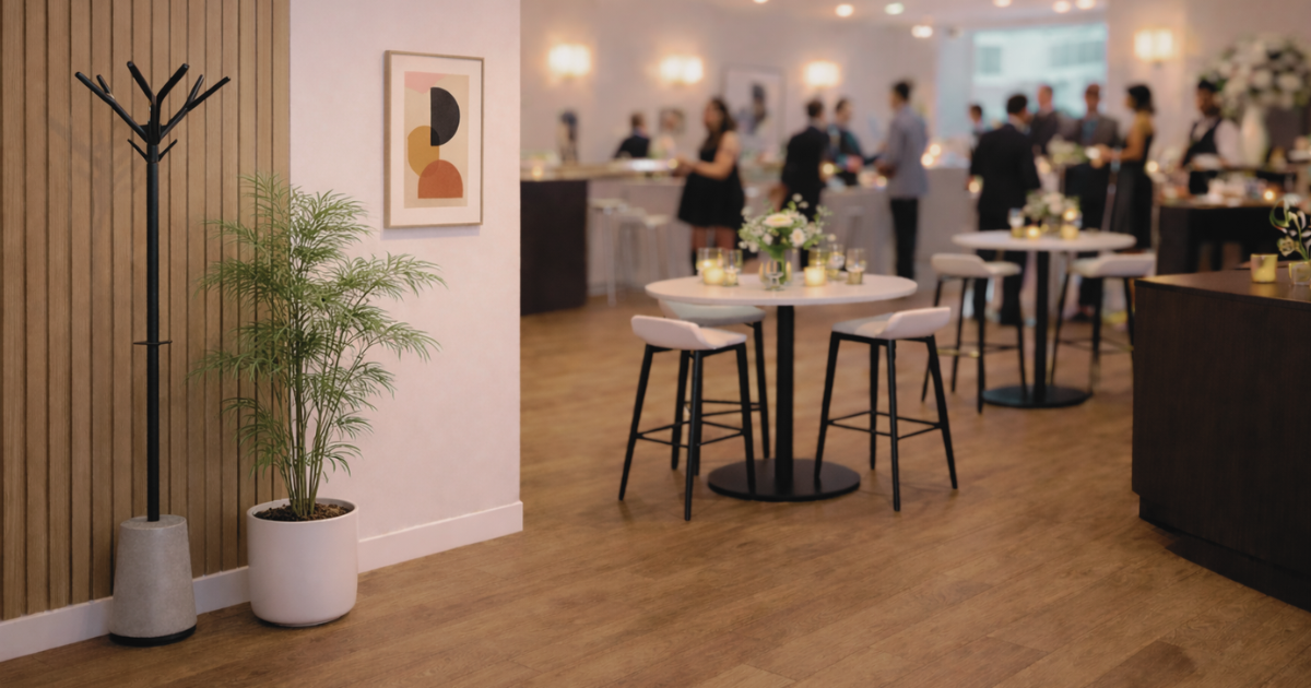 Espace de réception, le portemanteau ARA est positionné au premier plan à proximité d'une table.