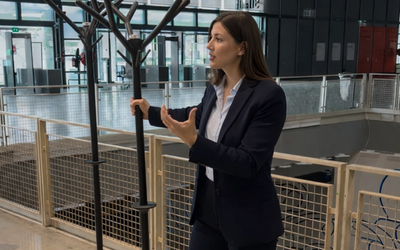 le portemanteau ARA est présenté par une femme lors d'une formation