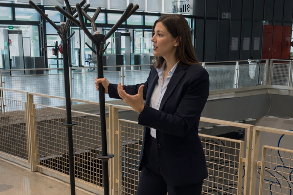 le portemanteau ARA est présenté par une femme lors d'une formation