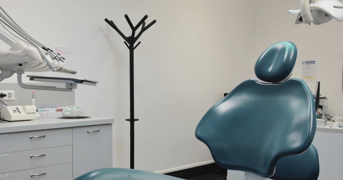 Le portemanteau ARA, mobilier hybride de sûreté, installé dans un cabinet dentaire, à proximité du bureau du professionnel.