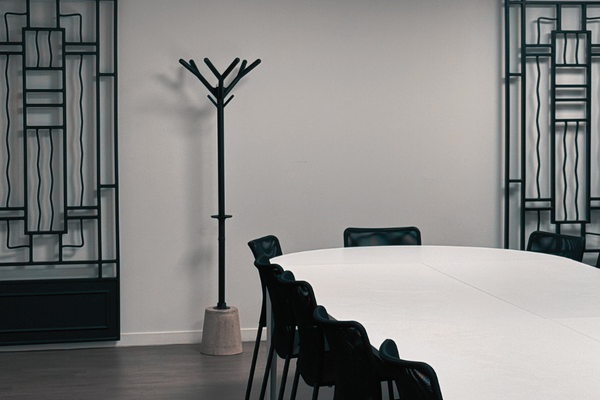 Une salle de réunion dans une entreprise avec le ARA en fond