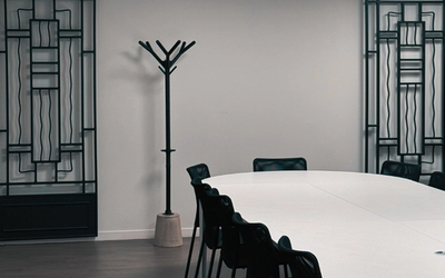 Une salle de réunion dans une entreprise avec le ARA en fond