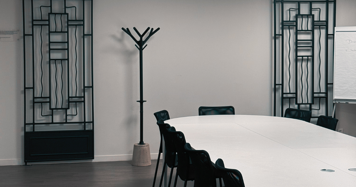 Un portemanteau de sûreté douce installé dans une salle de réunion