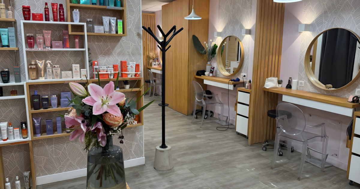 Portemanteau de sécurité ARA, parfaitement intégré, posé à proximité du comptoir d'accueil d'un salon de coiffure.