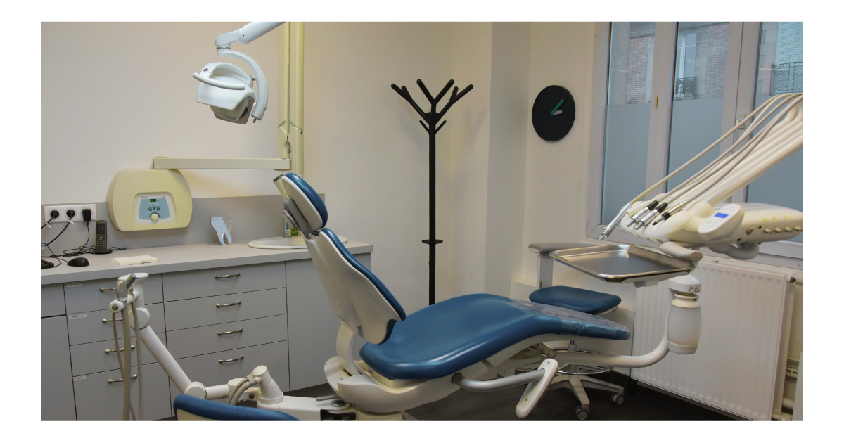 Le portemanteau ARA est installé, en arrière plan, dans le cabinet d'un dentiste.