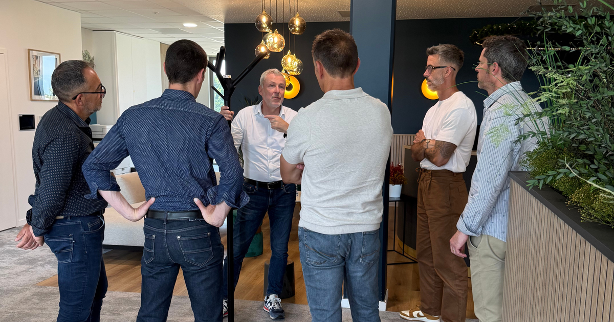 Stagiaires regroupés autour du CEO d'ARA Protection, en train d'écouter les consignes pour un futur exercice de mise en pratique du portemanteau.