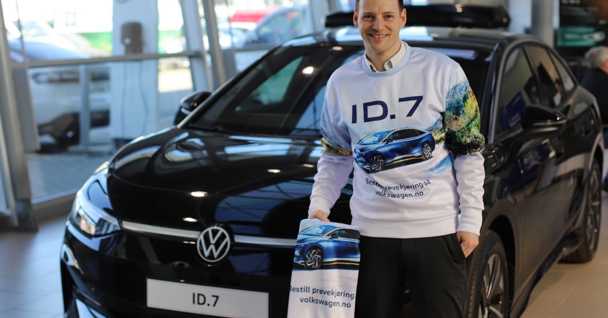 Hele Norges Volkswagen-forhandlere deler nå ut gensere med innebygget skritteller. Går du 613 kilometer med den, er du med i trekningen av Volkswagen personbils nye elektriske flaggskip, ID.7 firedørs coupé. 