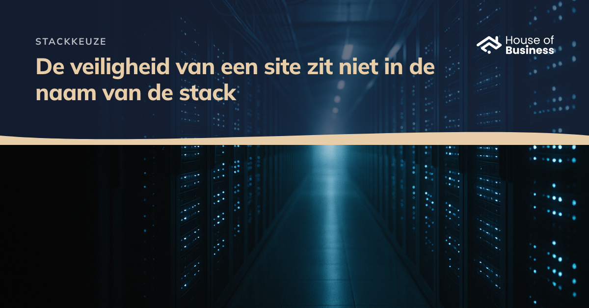 Gang in een datacenter met rijen serverkasten vol blauwe statuslampjes, met daarboven in een half doorzichtig blauw vlak de quote De veiligheid van een site zit niet in de naam van de stack en het logo van House of Business.