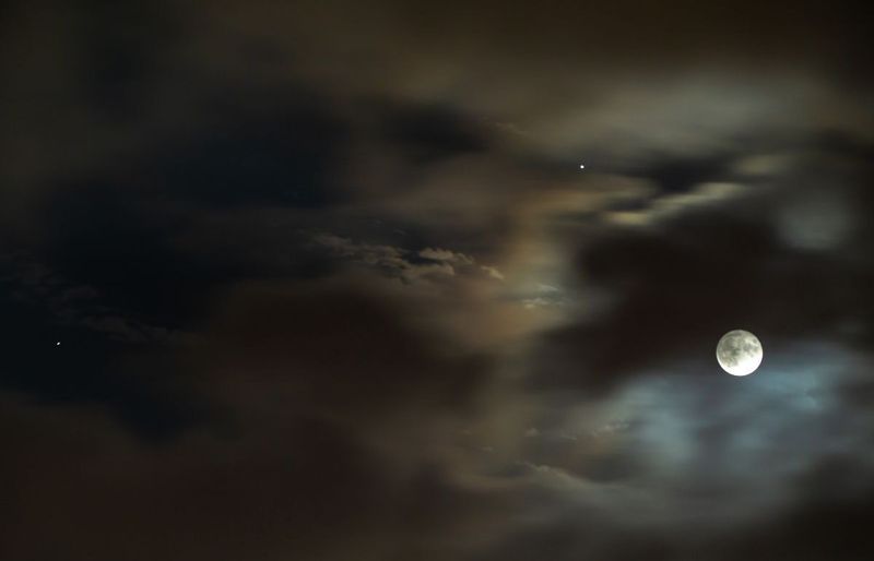 The moon and Saturn will appear close together in the sky on October 24-25