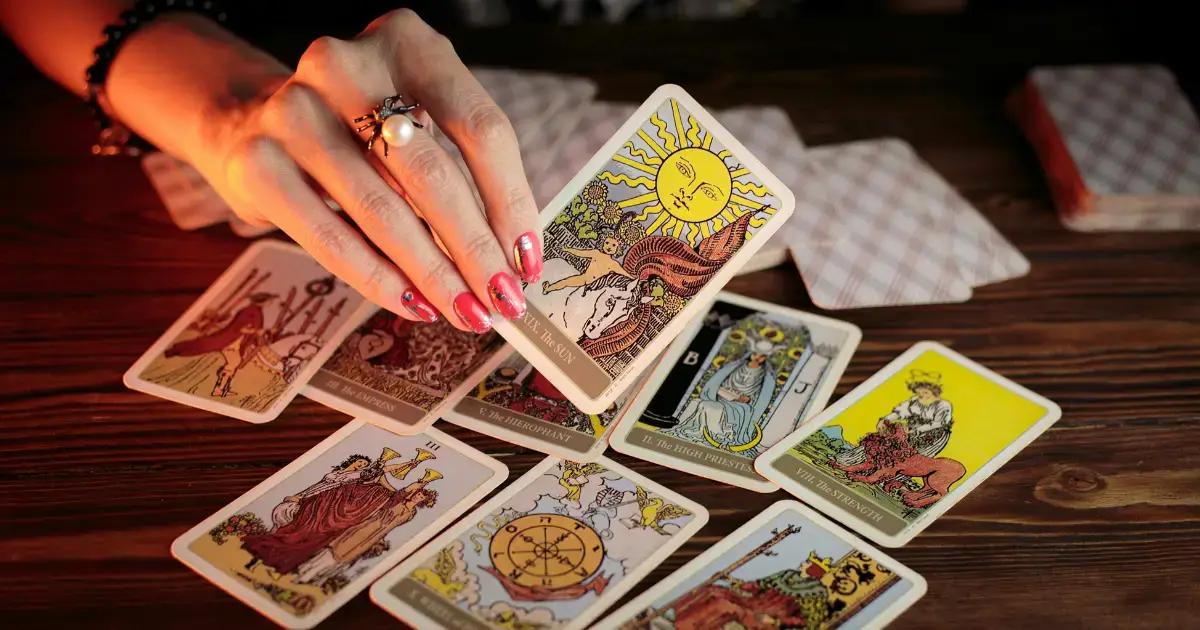 8 Easy Tarot Spreads for Beginners