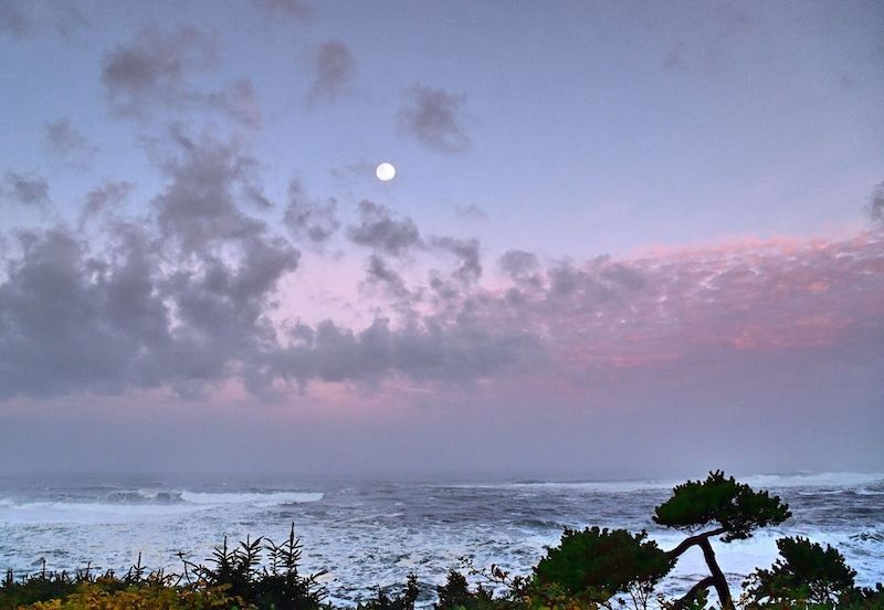 September's full Harvest Moon peaked Saturday and rose alongside Saturn