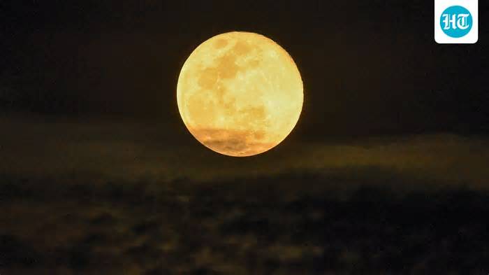 October's Hunter's Moon peaks early October 26, setting up Saturn pairing