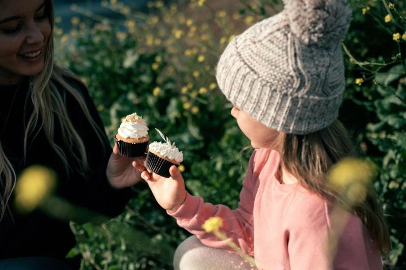 mother and duaghter eating cup cakes at lake glenbawn
