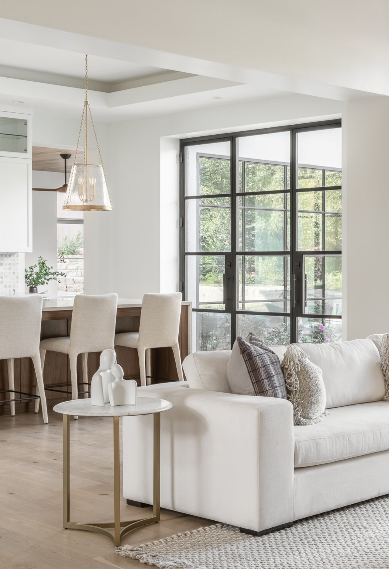 Elite-Austin-Concierge-Furnishing-Texas-Living-Room-into-Kitchen