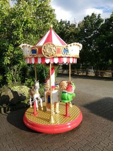 karussell draussen mit tieren