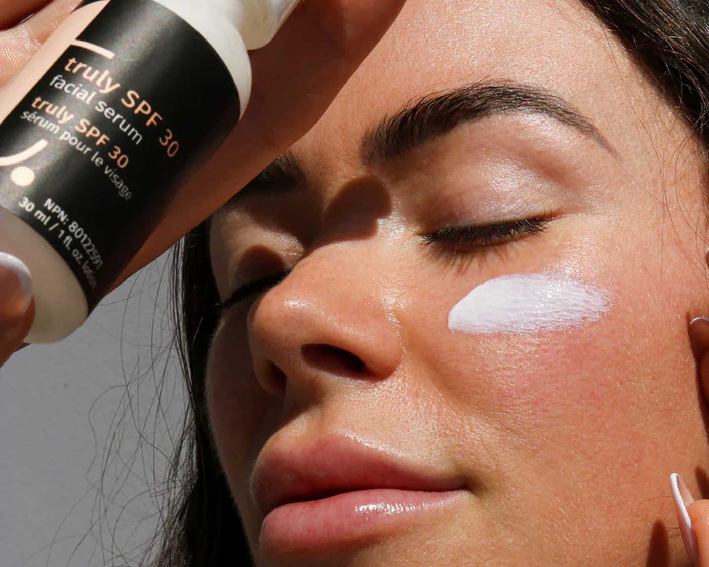 women putting sunscreen