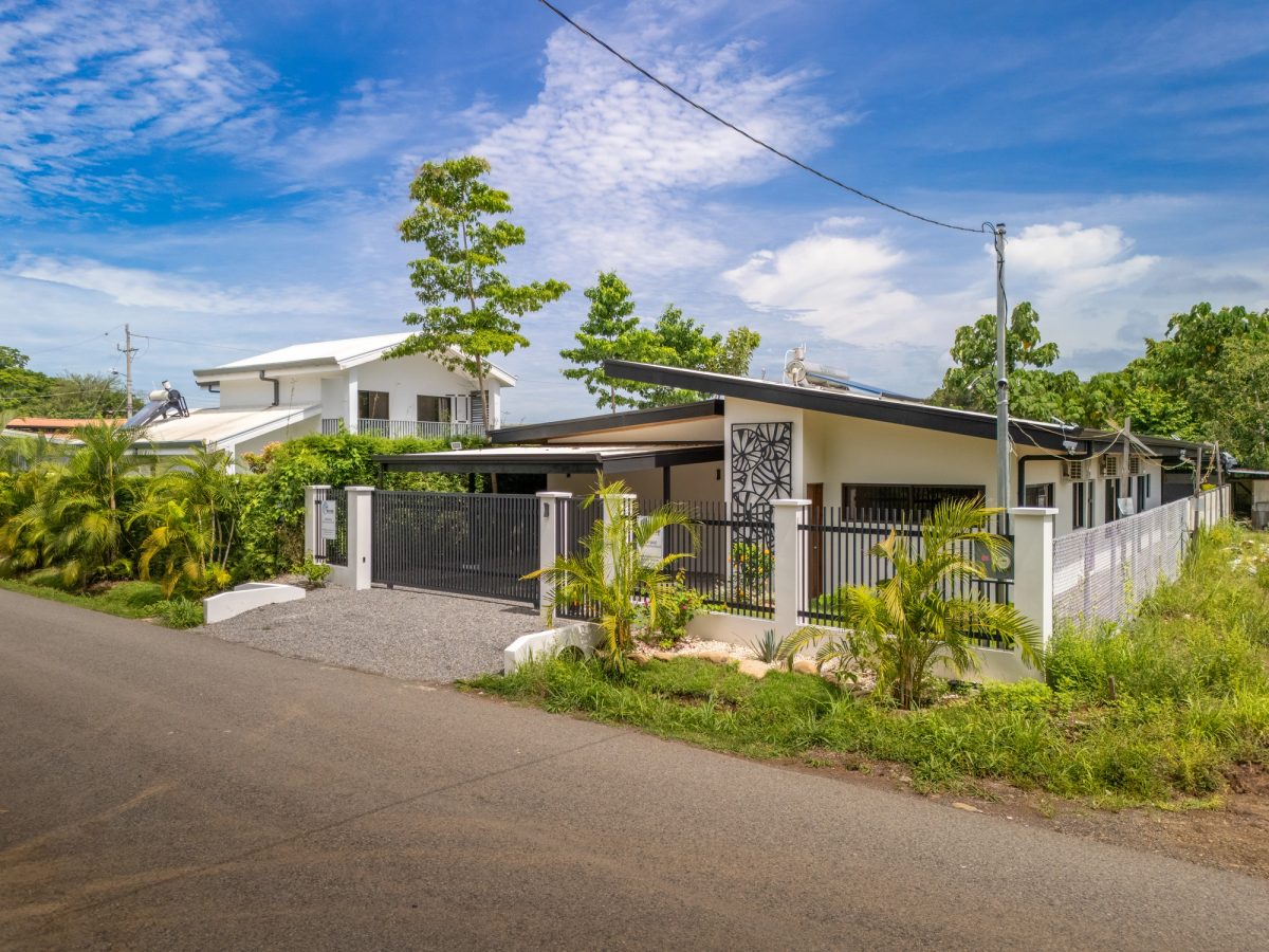 Uvita Tropical Urban Home, New Quality Build!