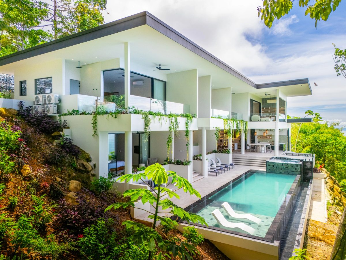 Acqua Blu – The Crown Jewel of Escaleras