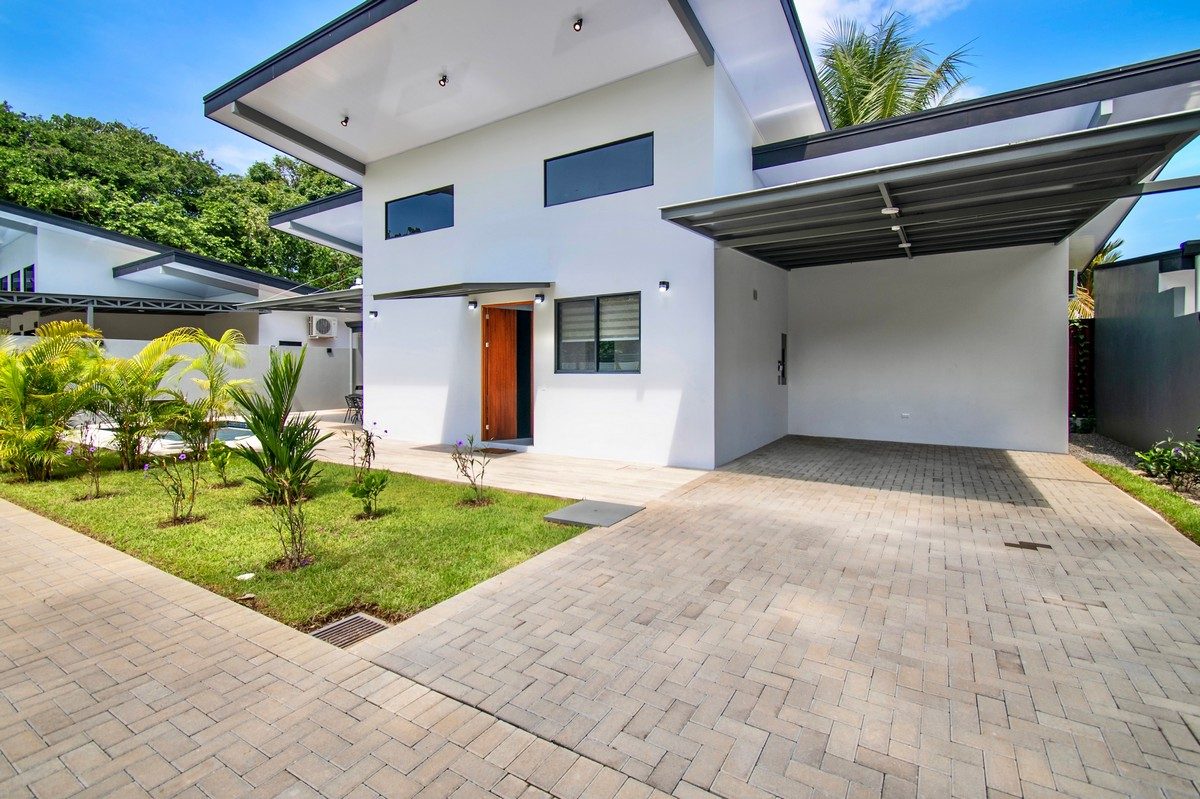 3 Bedroom Newly Built Modern Home Pool, Privacy, Only 5min Walk to the Beach!!
