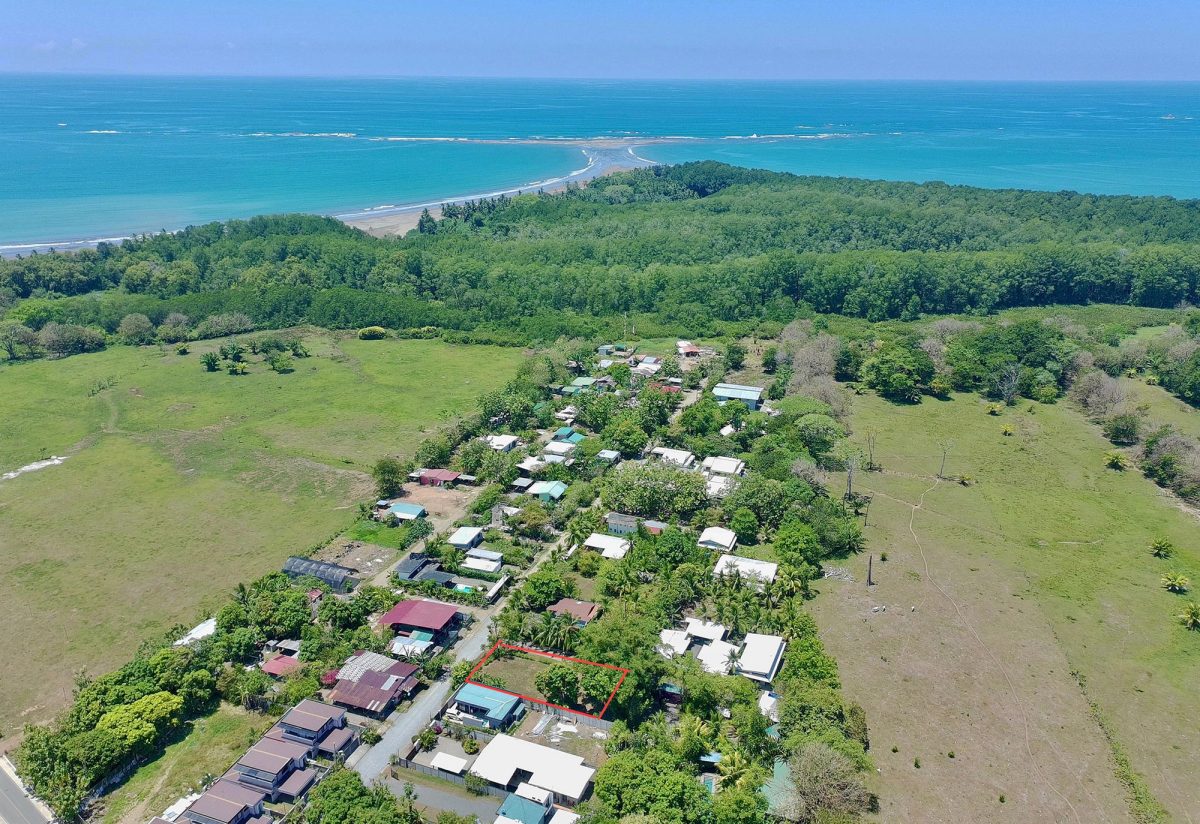 MAGICAL CORNER LOT IN UVITA w/ 8-MINUTE WALK TO NATIONAL PARK BEACH