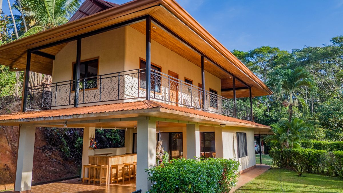 Mountain View Paradise with Privacy - 5 Minutes Away from the Beach and Amenities