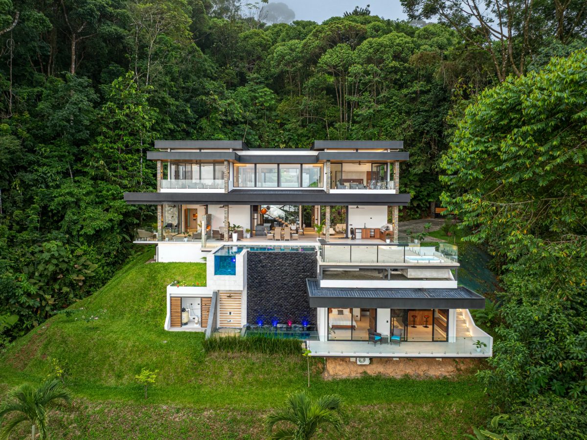Casa Koules – Architectural 5-Bedroom Oceanview Estate in Prestigious Costa Verde Estates