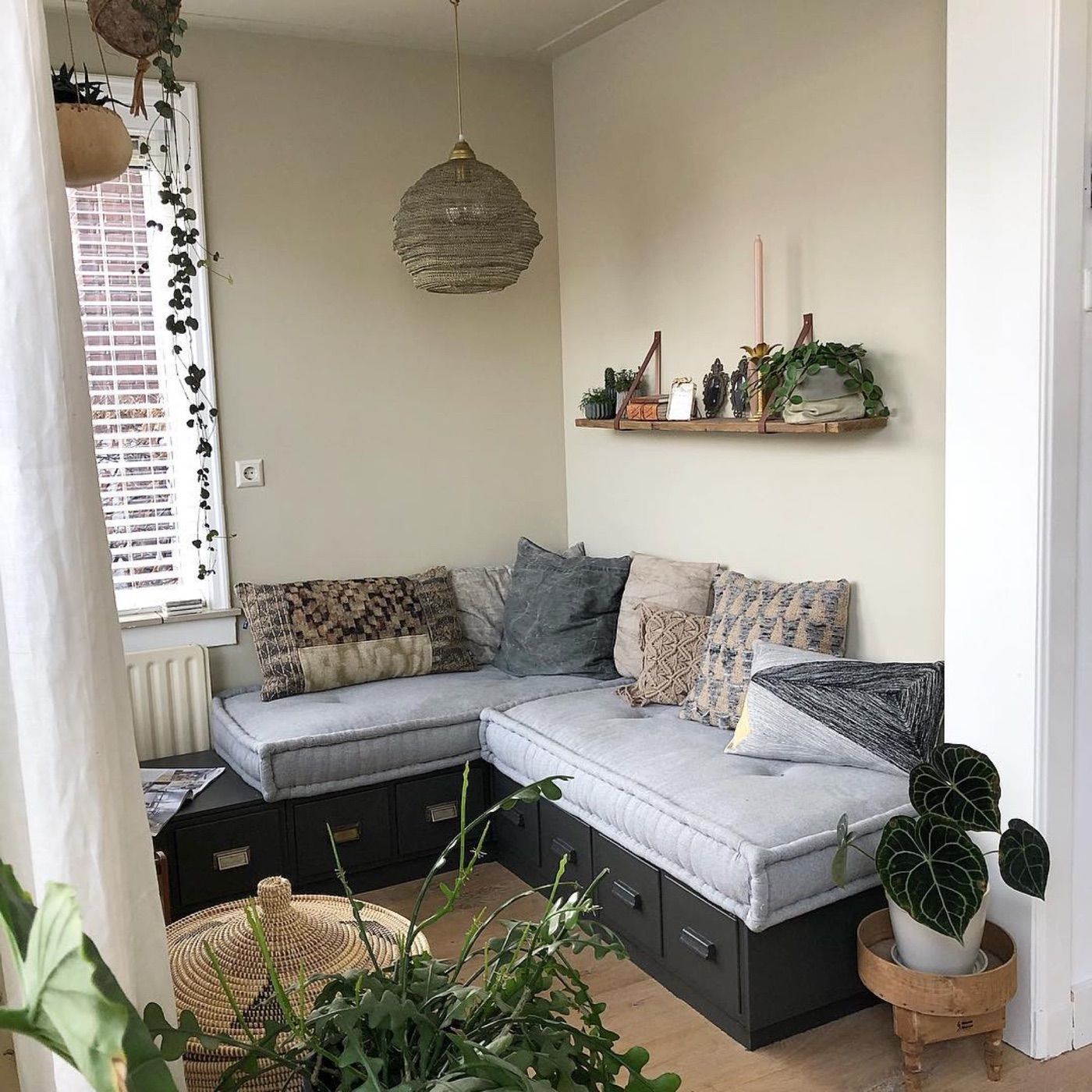 Gestyld wooninterieur in Haarlem met natuurlijke materialen, zachte kleurtonen en zorgvuldig geplaatste accessoires