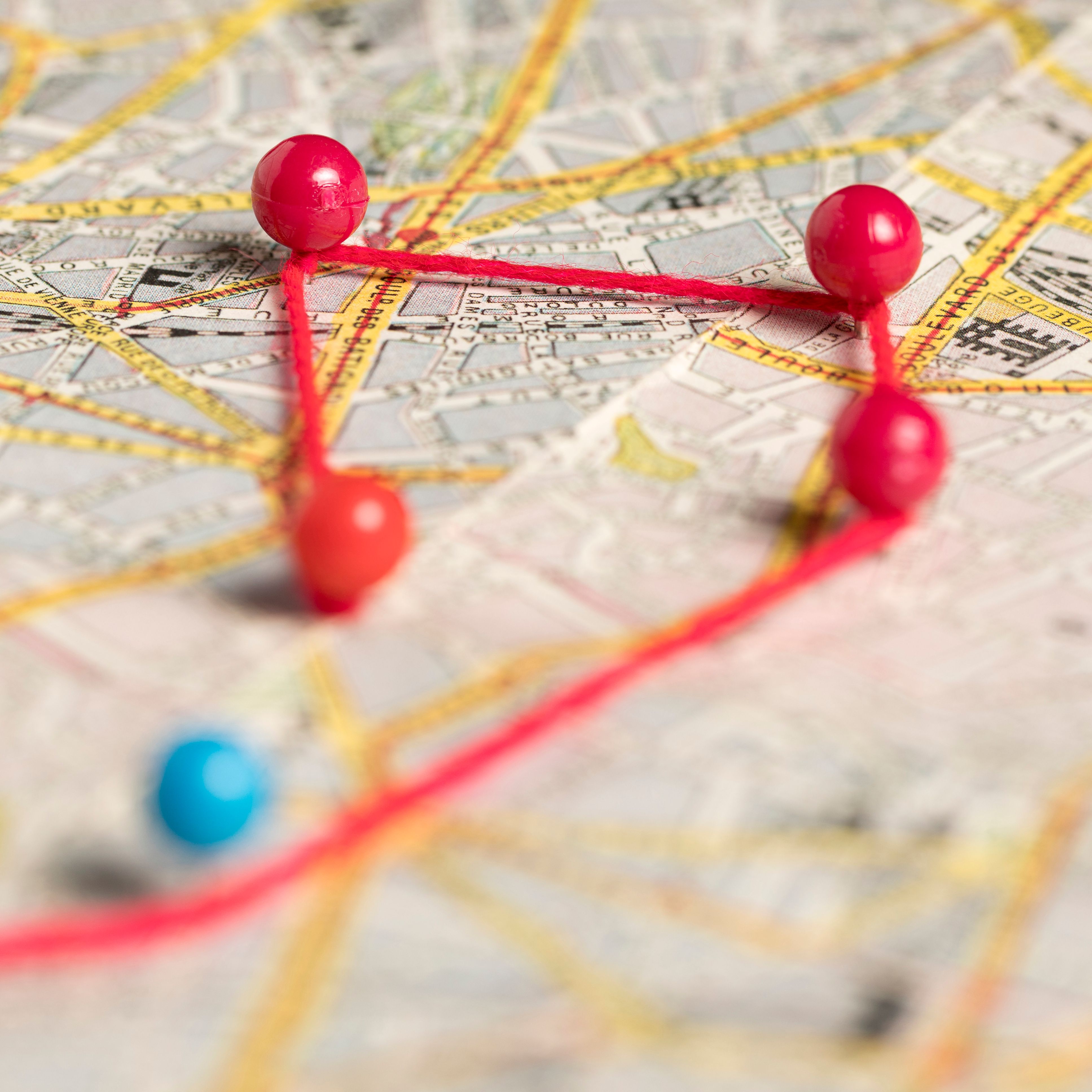 Representante do distribuidor pet usando roteirizador no tablet para reativar clientes da rota Planejamento de rota no distribuidor pet com prioridades de retenção e reativação Agenda de visitas no canal pet com score de risco e ofertas por perfil de lojista Mensagem de reativação no WhatsApp confirmando visita e entendendo a dor do lojista pet Painel com quase inativos: queda de frequência, ticket menor e mix empobrecido na carteira pet Lista de clientes em risco com filtro por inatividade 30–90 dias e proximidade de rota Kit higiene com reposição quinzenal e exposição para pet shop de bairro, foco em reativação Linha premium com treinamento rápido para clínica veterinária, aumento de ticket por visita Vitrine temática com produtos nichados para boutique pet, expansão de mix Combo de alto giro e entregas mais frequentes para agro, redução de ruptura Cadência de reativação D0, D+2 e D+7 para confirmar pedido piloto e revisar giro Checklist de bolso: hipótese de dor, oferta de teste e próximo passo registrado no CRM Mapa da rota com microterritórios e encaixe de quase inativos entre visitas confirmadas