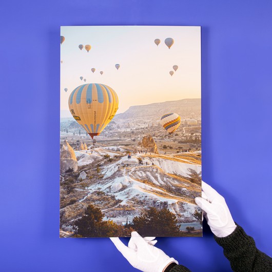 Foto auf Polystyrol auf blauem Hintergrund