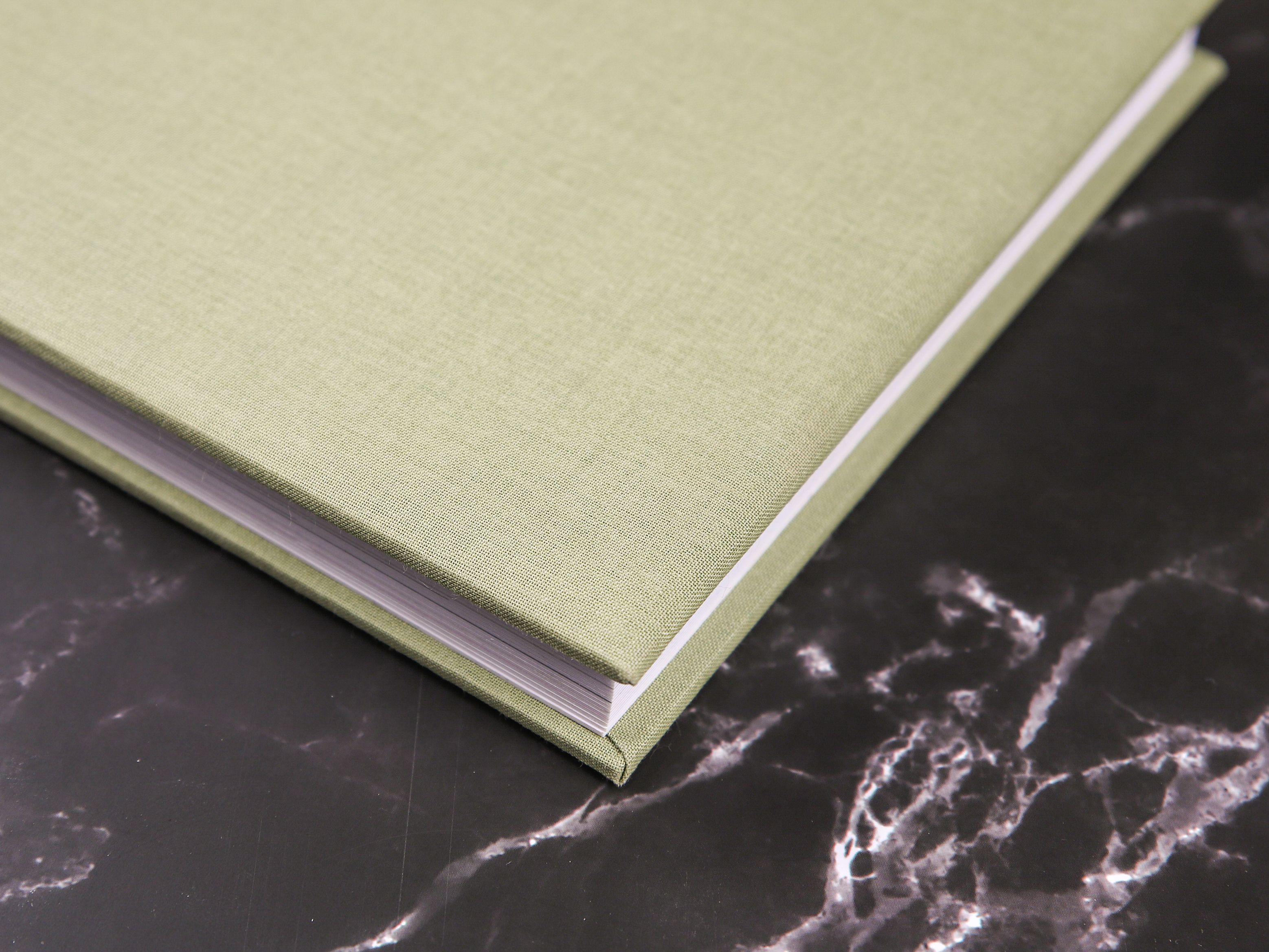 Leinen-Fotoalbum aus der Ecke fotografiert