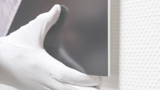 Forex-Foto mit Handschuhen montieren