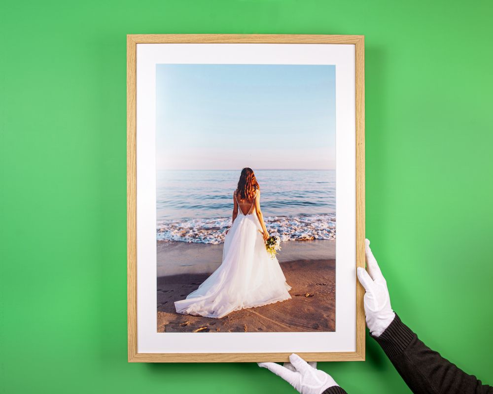 Foto im Rahmen mit Passepartout auf grünem Hintergrund