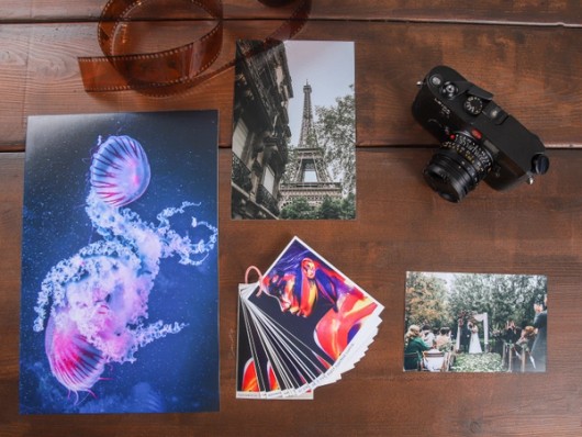 Fotoabzüge auf dem Tisch