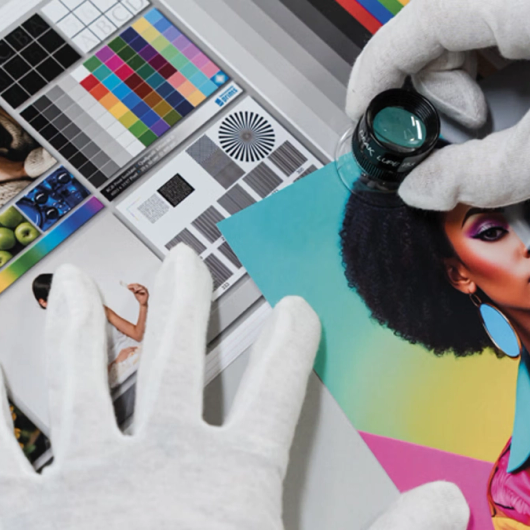 Farbkontrolle mit der Lupe