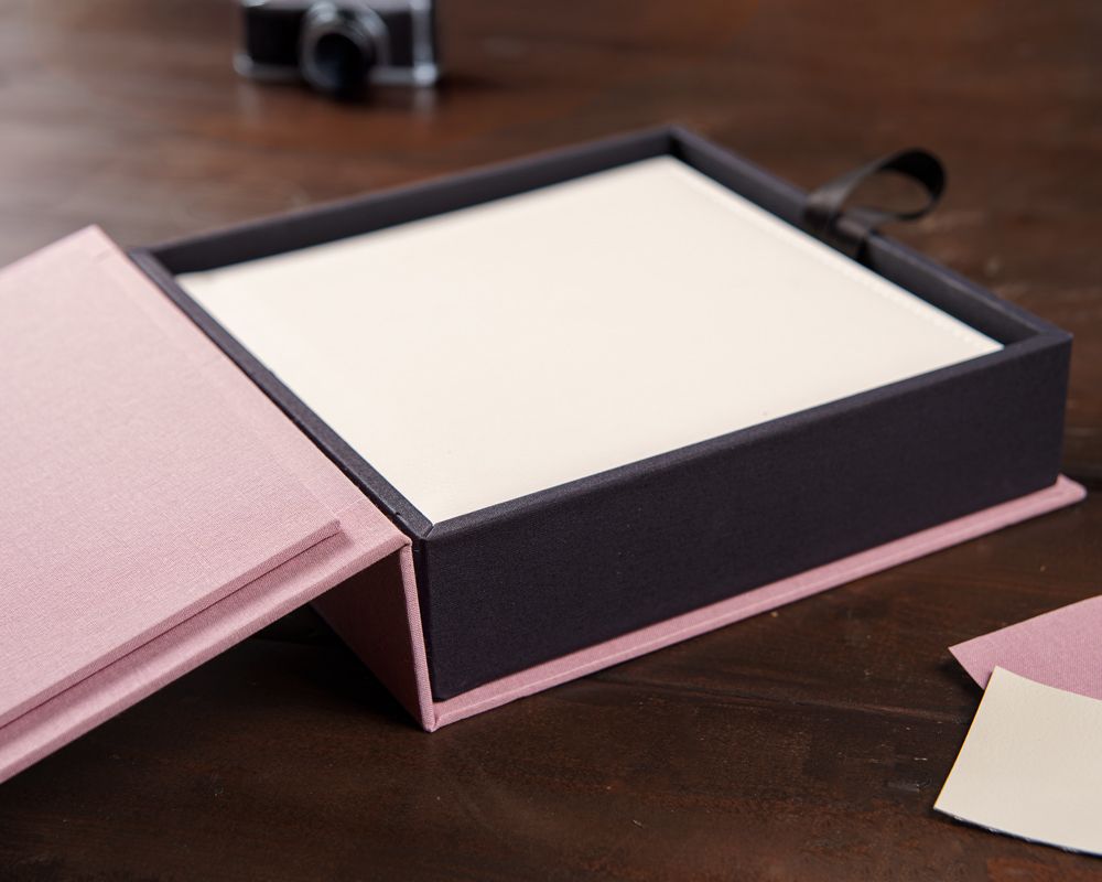 Aufbewahrungsbox für Fotobücher – offen mit stehendem Fotobuch