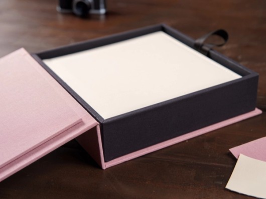 Aufbewahrungsbox für Fotobücher – offen mit stehendem Fotobuch