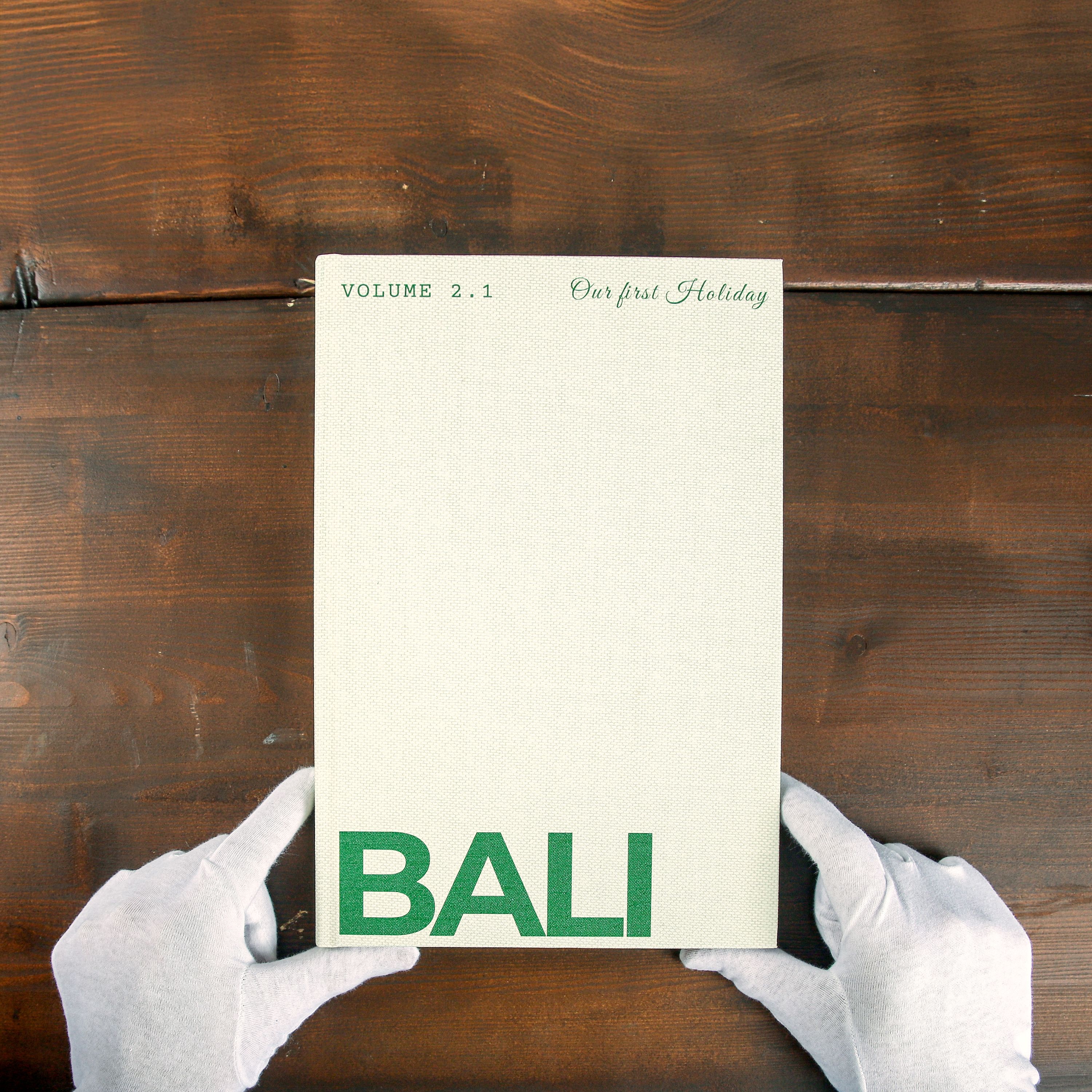 Bildband auf dem Tisch