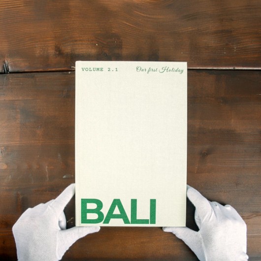 Bildband auf dem Tisch