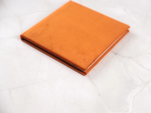 Mini-Fotobuch aus der Ecke fotografiert