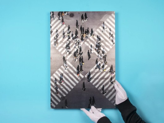 Gebürstetes Aluminium auf blauem Hintergrund