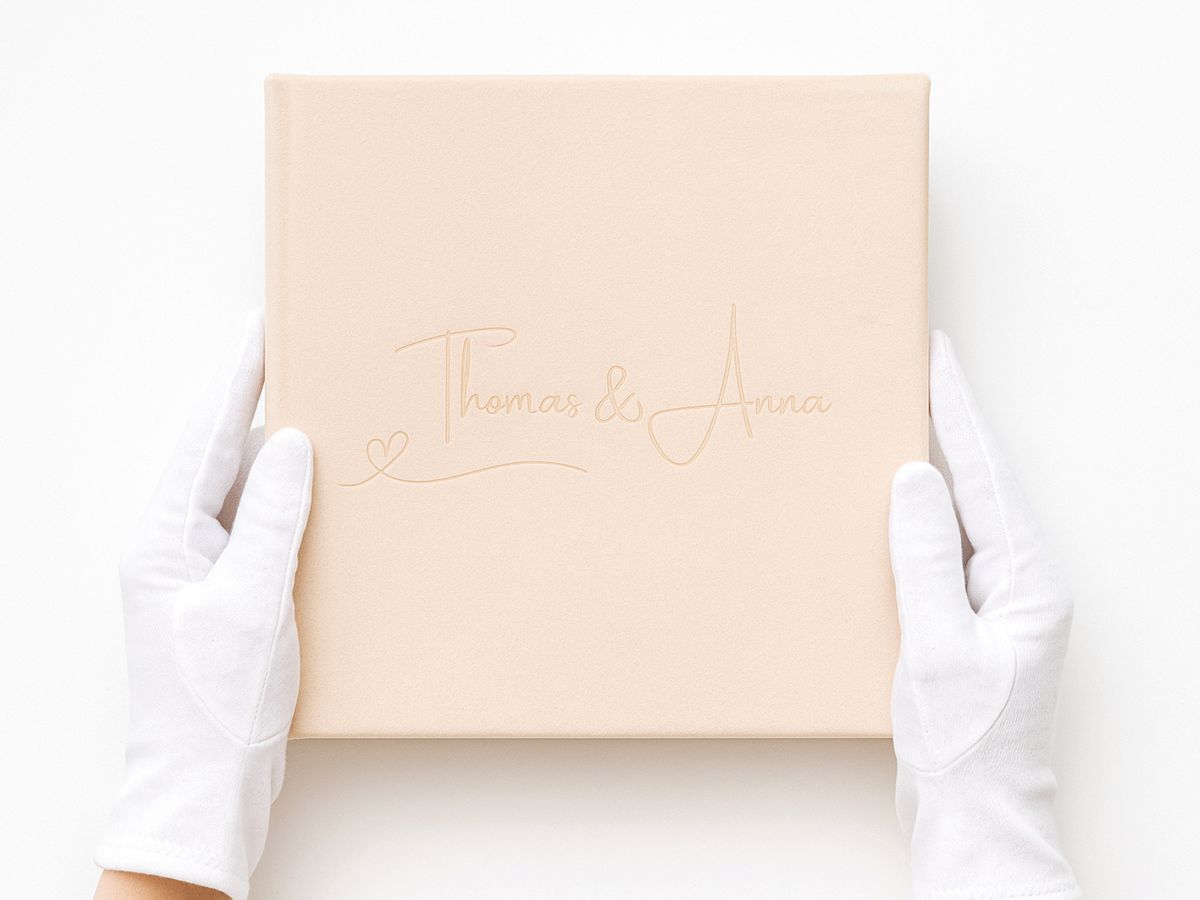 Premium-Fotobuch mit weißen Handschuhen