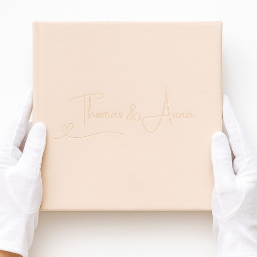 Premium-Fotobuch mit weißen Handschuhen