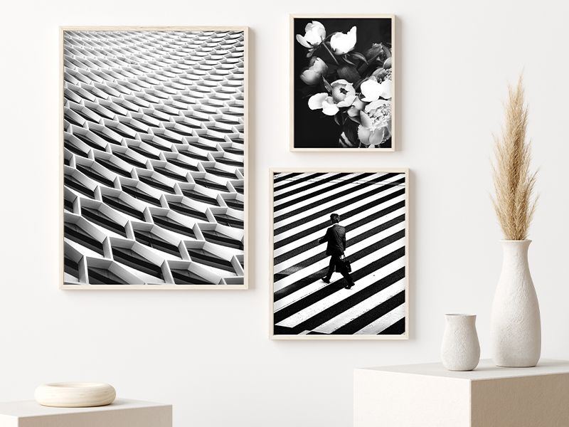 Schwarzweiß-Fotoabzüge an der Wand