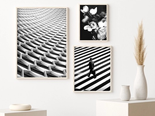 Schwarzweiß-Fotoabzüge an der Wand