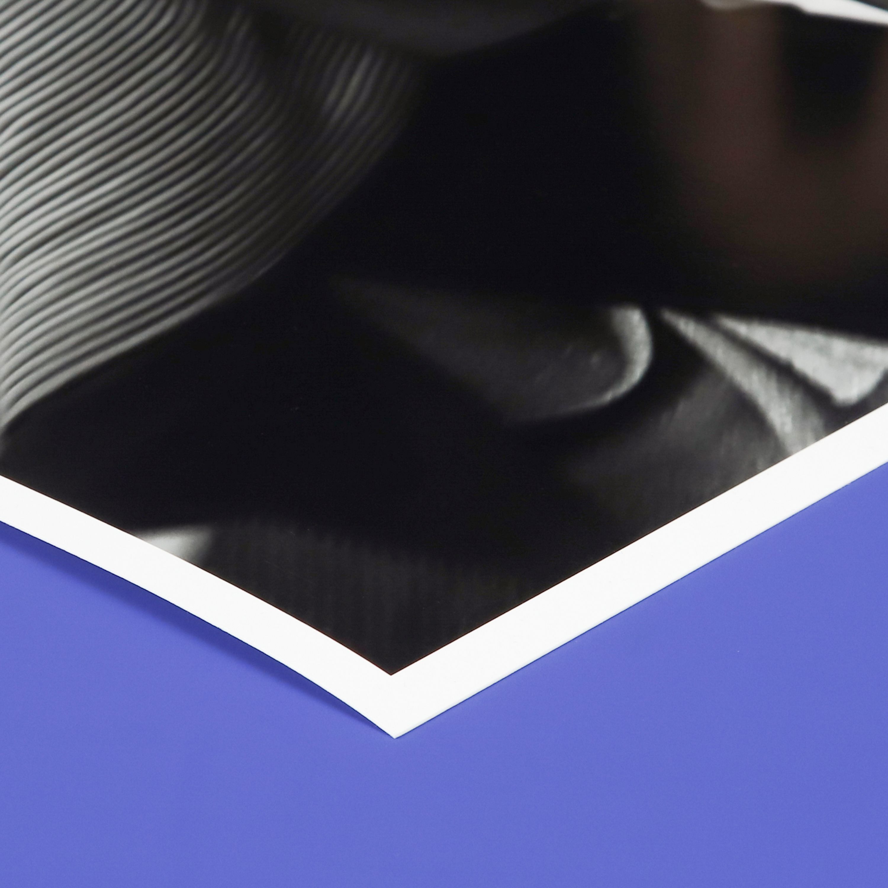 Schwarzweißabzug auf blauem Untergrund