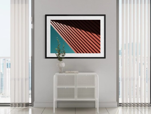 Fine-Art-Print im Rahmen im Wohnzimmer