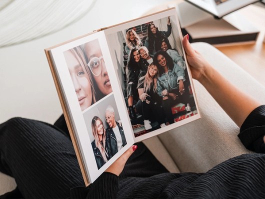 Premium Hardcover-Fotobuch in Gebrauch