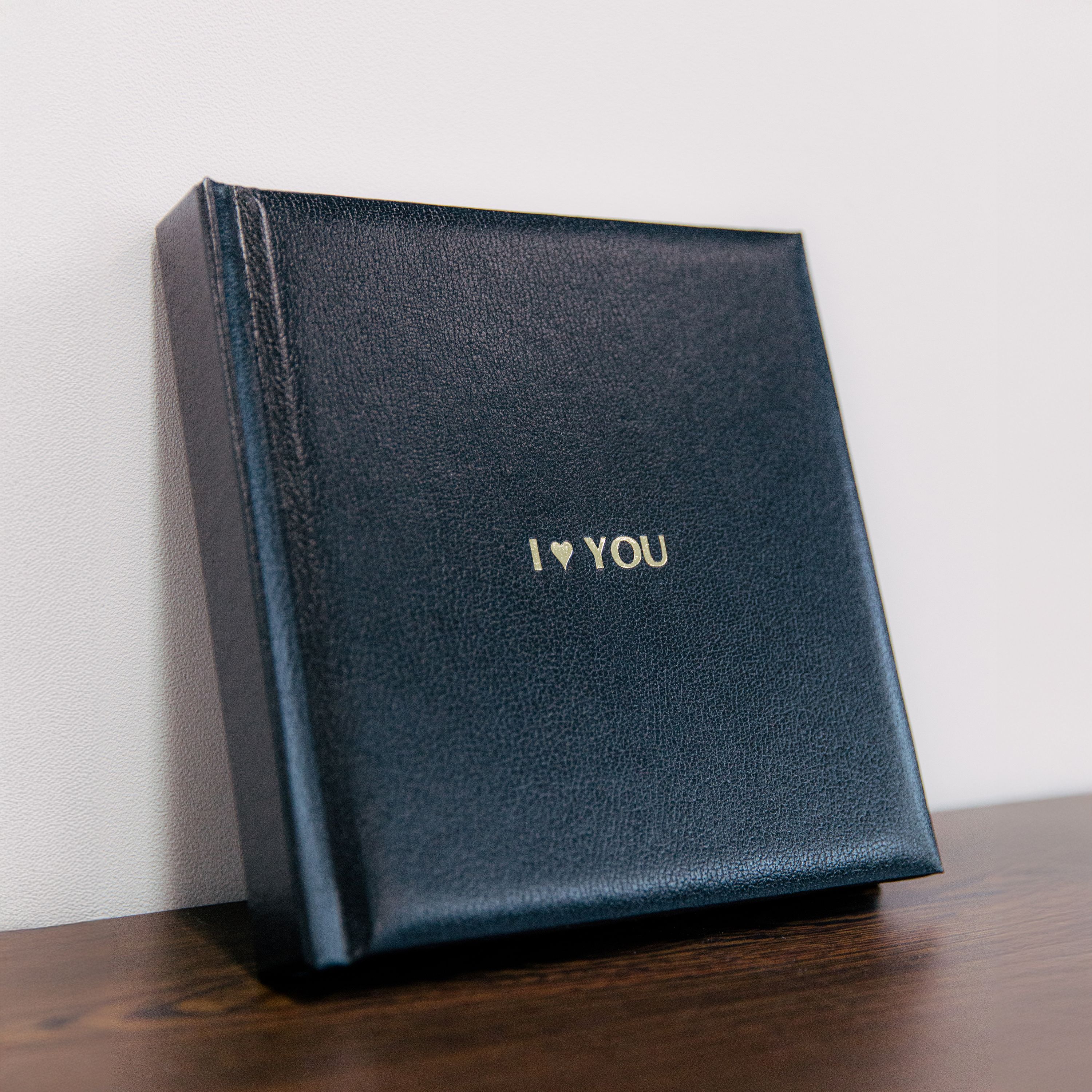 Goldene Prägung auf quadratischem Fotobuch